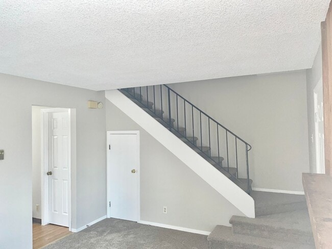 Building Photo - 2 Bedroom Townhome - walking distance to p...