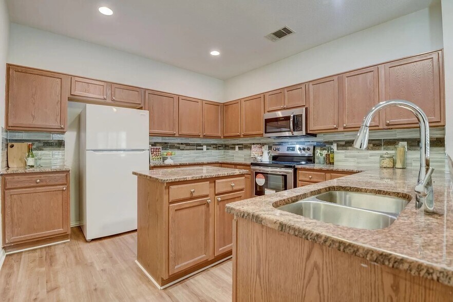 Building Photo - 328 Regency Dr