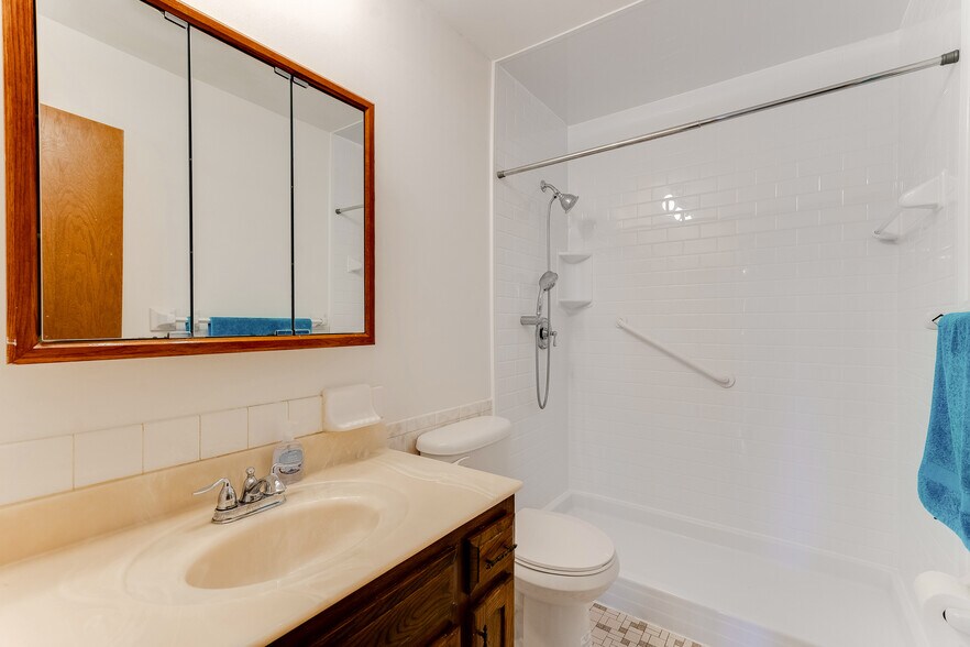 3/4 Bathroom (Shower) - 2700 Oxford St N
