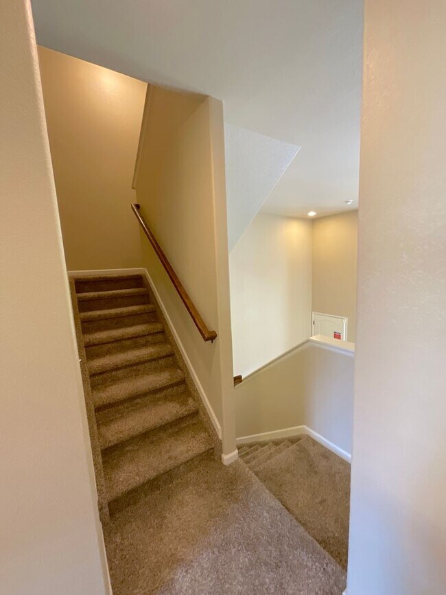 Building Photo - 3 Bedroom Townhome Available Near Dublin Blvd & Bridle Pass Dr!