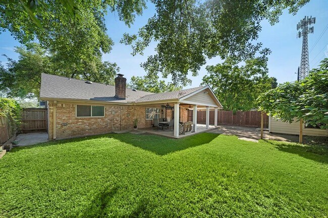Building Photo - 21314 4 Oaks Dr