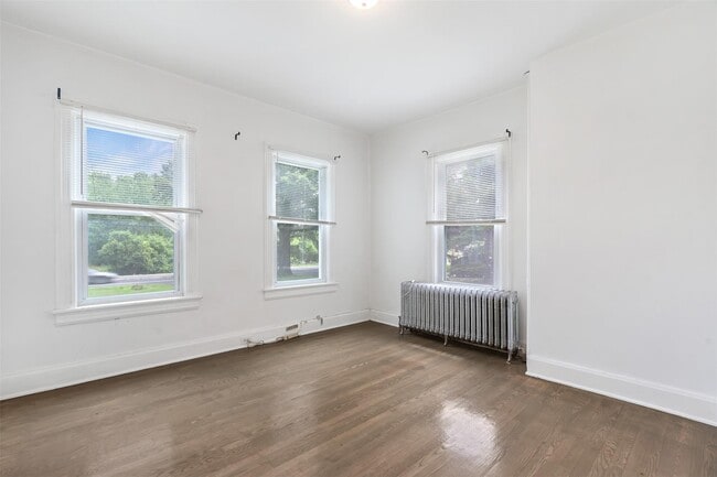Building Photo - 281 Violet Ave