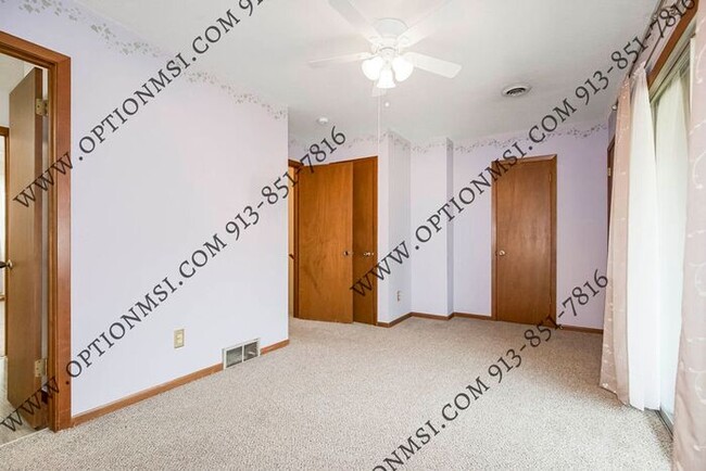 Building Photo - Spacious Townhome!