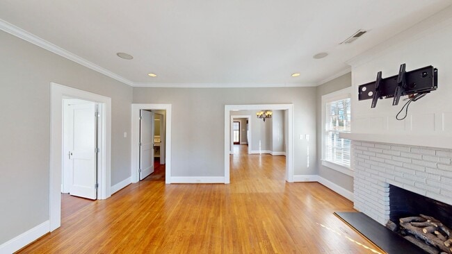 Building Photo - 2100 Rozzelles Ferry Rd