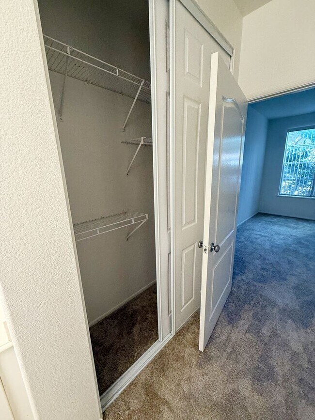 Building Photo - 2 Bed/2 Bath Condo in Martinique Complex -...