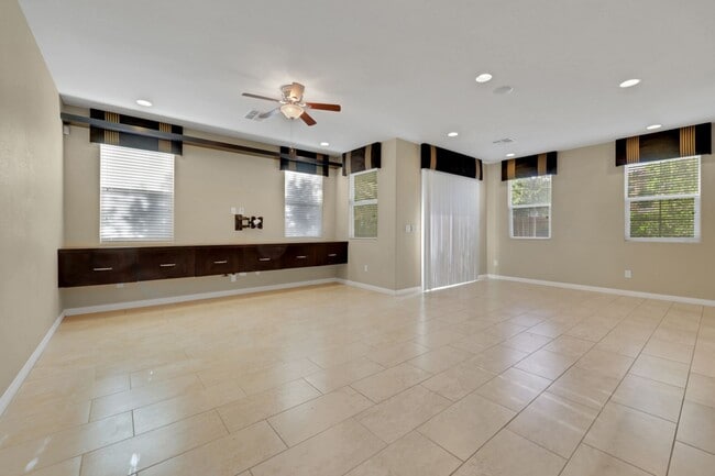 Building Photo - Southern Highlands: Spacious 4-Bedroom Home in a Gated Community with Upstairs Loft, Private Back...