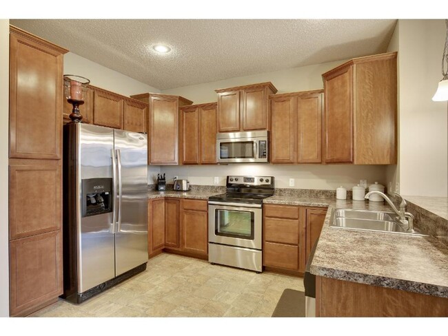 Building Photo - Pristine Woodbury 3 Bedroom Townhouse - Cl...