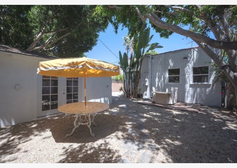 Building Photo - 515 N Sweetzer Ave