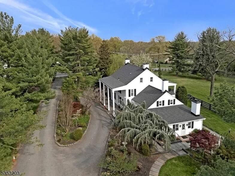 Building Photo - 421 Country Club Rd