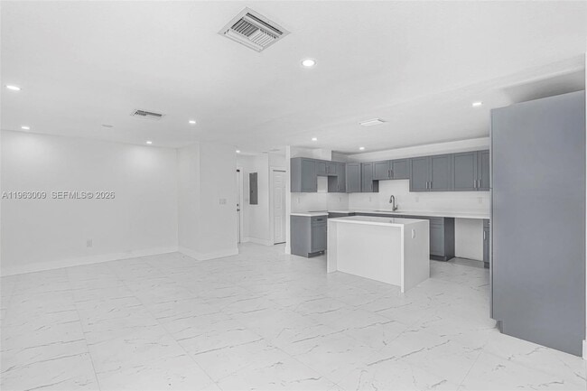 Building Photo - 2901 SW 92nd Ave