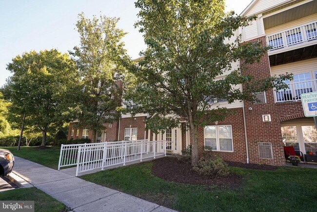 Building Photo - 2003 Whispering Ponds Ct