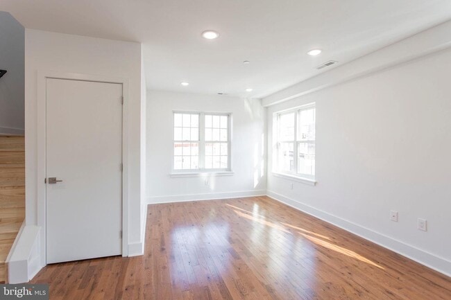 Building Photo - 1100 S 27th St