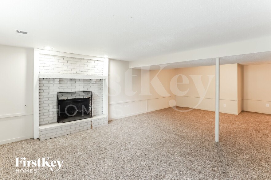 Building Photo - 5905 NW Whispering Oaks Ln