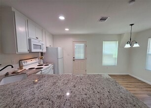 Building Photo - 5422 Pine Ave