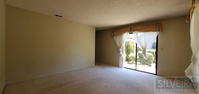 Building Photo - Cozy 2 bedroom 2 Bath home near Stowell and Broadway!
