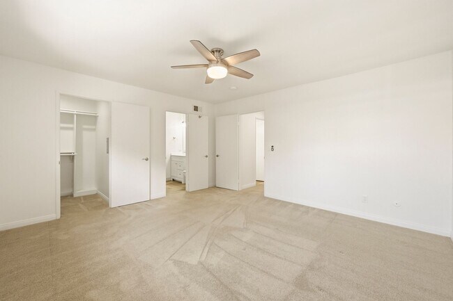 Building Photo - Remodeled 3bd/2.5bath steps from beaches, Racetrack, and Cedros Design district
