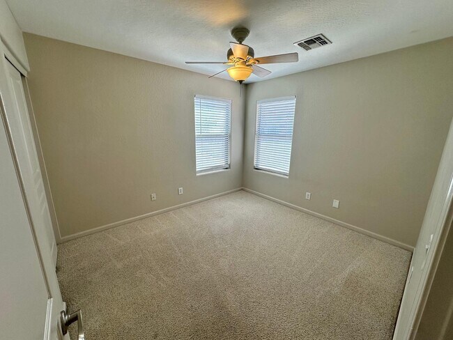 Building Photo - 1912 E Loma Vista St