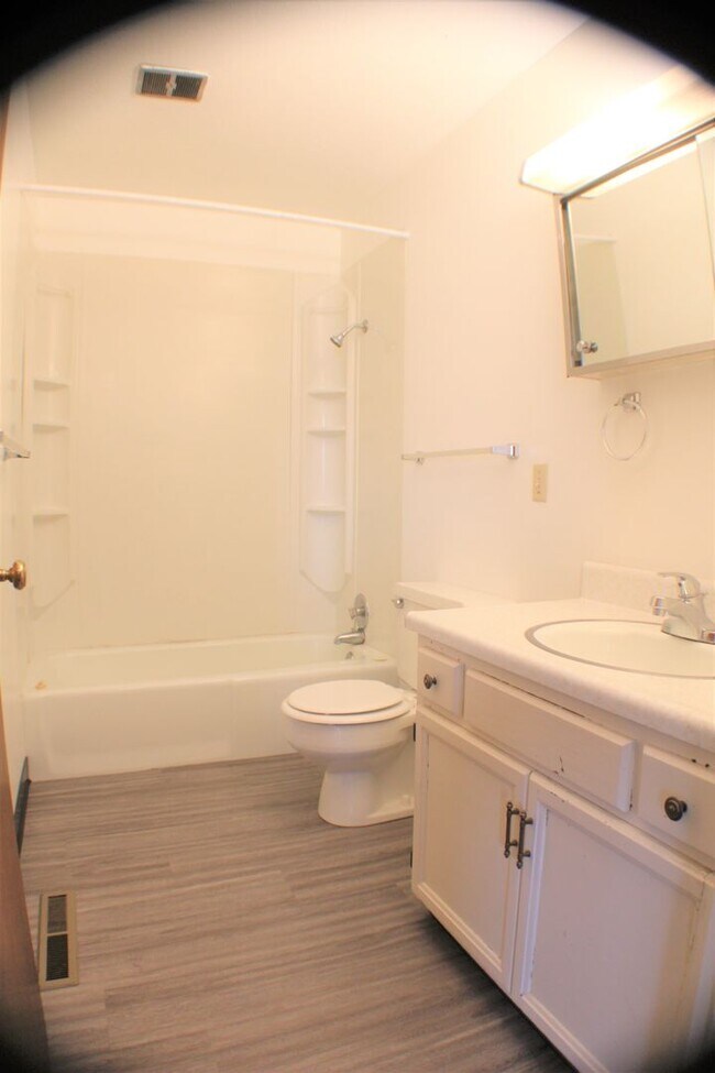 Building Photo - Spacious and charming conveniently located...