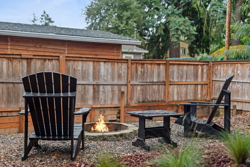 Building Photo - 14004 SE River Rd