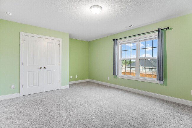 Building Photo - 917 Uplands Ln