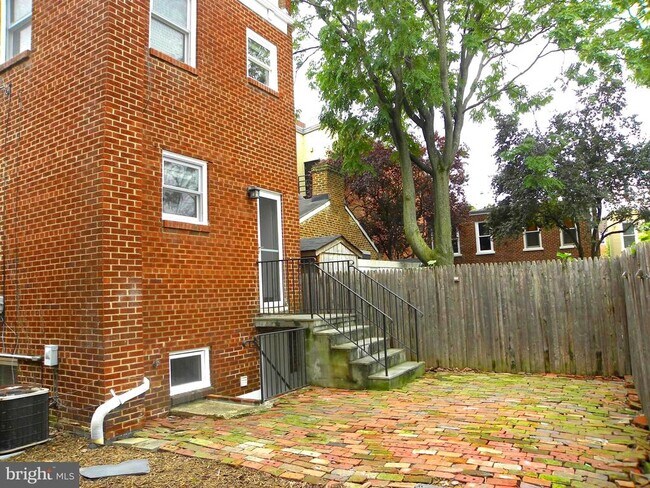 Building Photo - 123 S West St