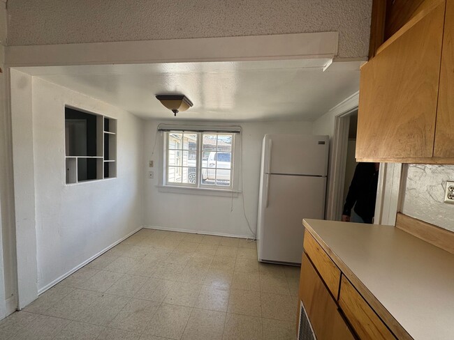 Building Photo - Quaint home in Hucrest