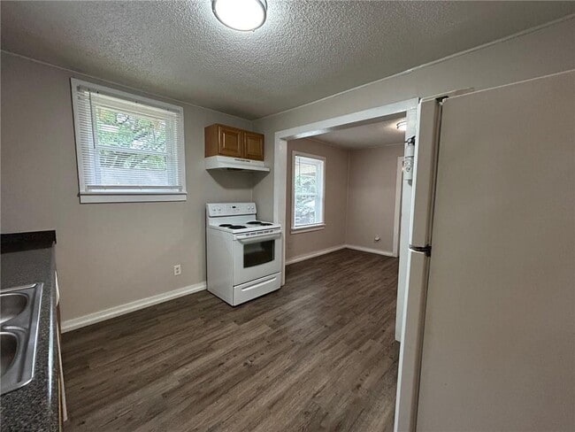Building Photo - 905 Pansy Ct