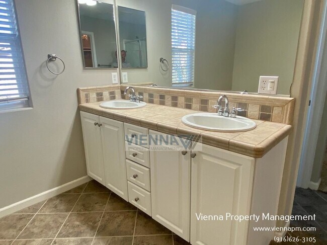 Building Photo - 131 Candela Cir