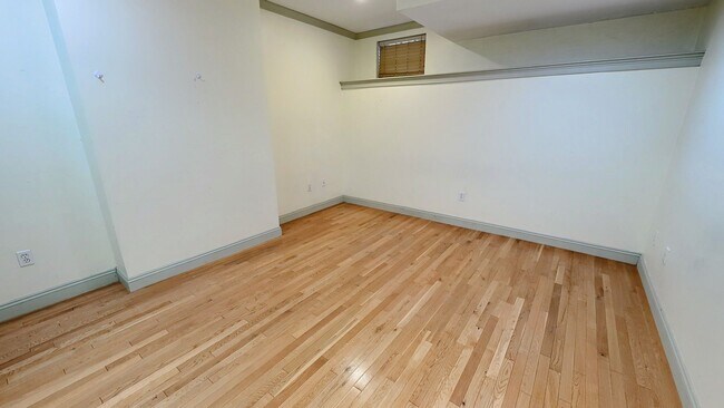 Building Photo - Large Unit on Newbury St, In-Unit Washer and Dryer, Eat-in Kitchen, All Large Bedrooms, Desirable...