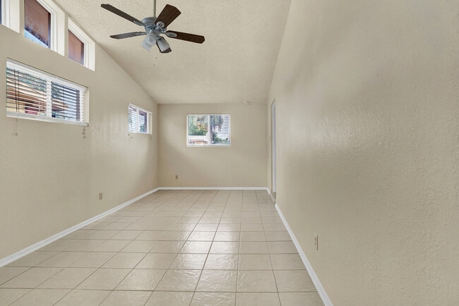 Building Photo - Cielo Vista 3 Bedroom 2 Bath