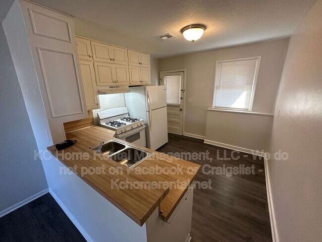 Building Photo - 1114 E Myrtle St