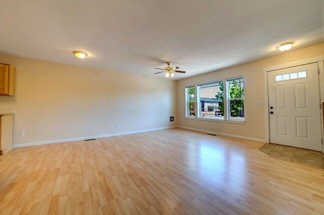 Building Photo - Spacious home in NE Bend!  4 bedrooms!