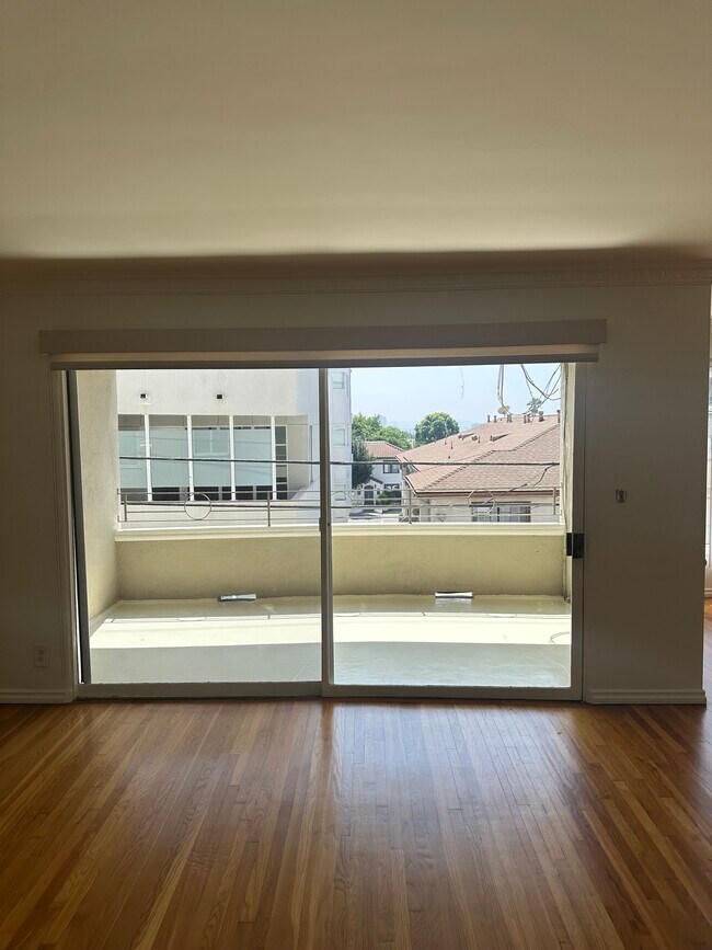 Building Photo - 8218 De Longpre Ave