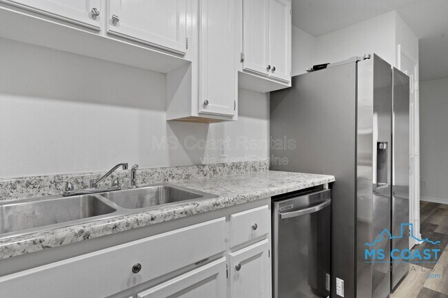 Building Photo - 340 Hiller Dr