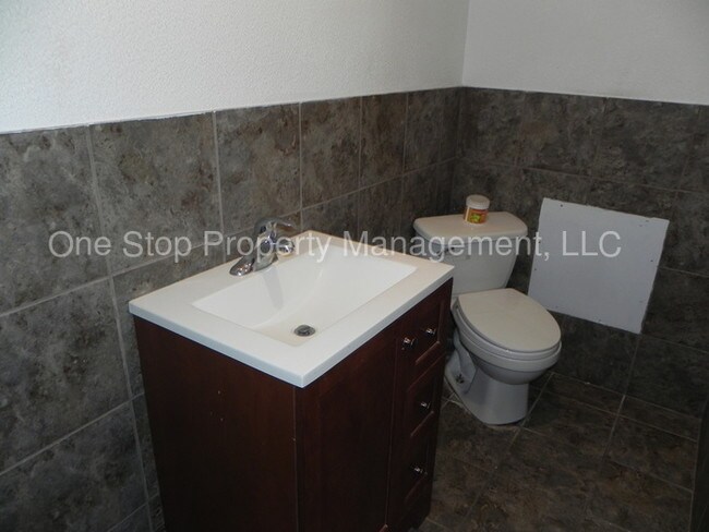 Building Photo - 2304 Englewood Ct