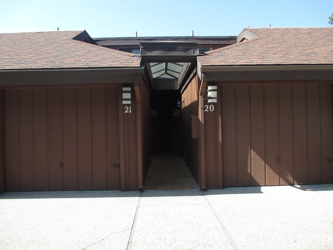 Building Photo - Santa Barbara Townhome