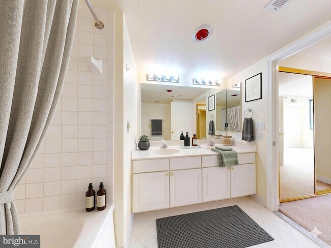 Building Photo - 1045 N Utah St