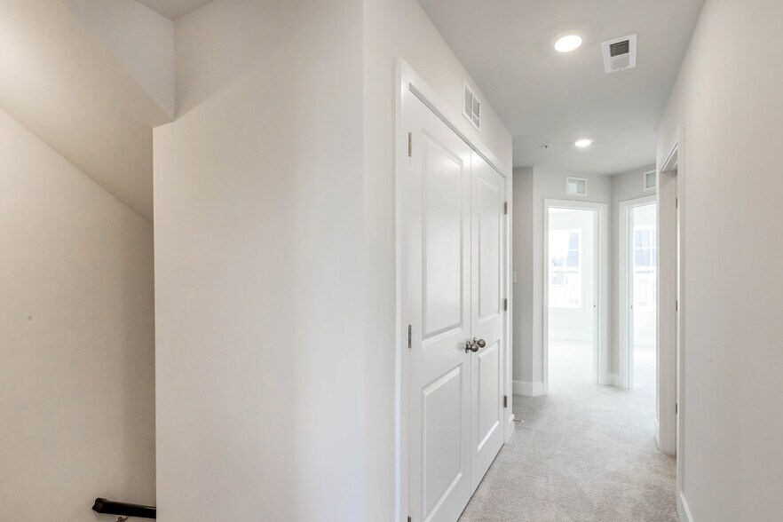 Building Photo - 2273 Marcy Dr