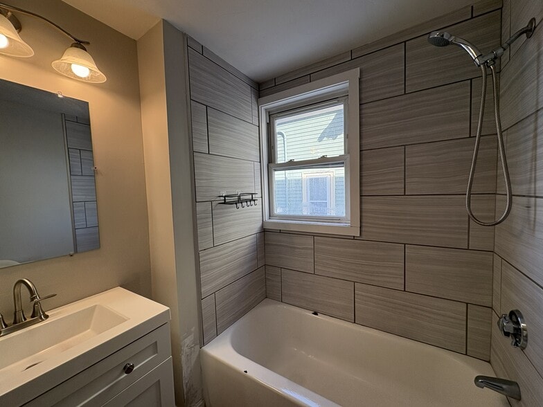 Building Photo - 171 Pleasant St