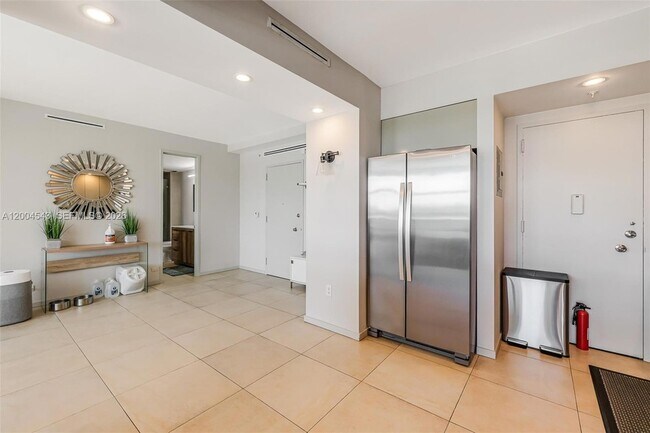 Building Photo - 5055 Collins Ave