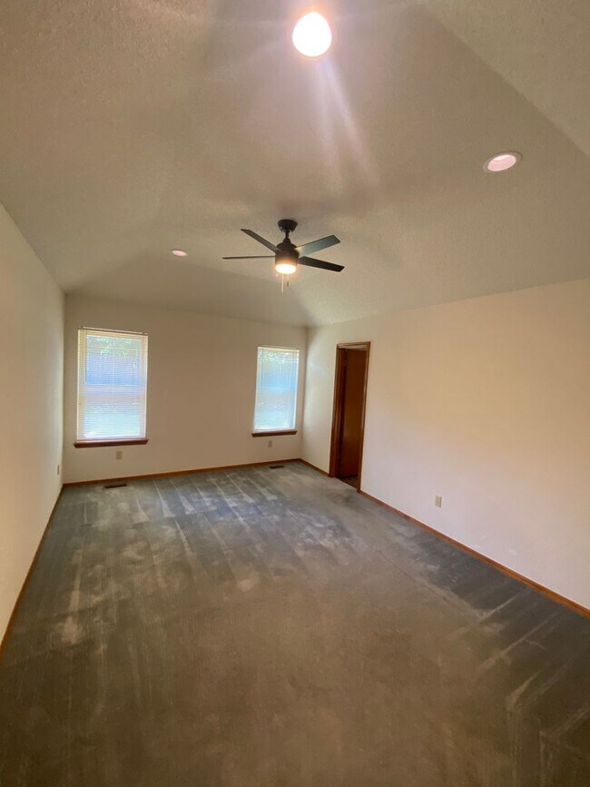 Building Photo - Edmond Schools - Newly Renovated 3 bedroom 2 bath
