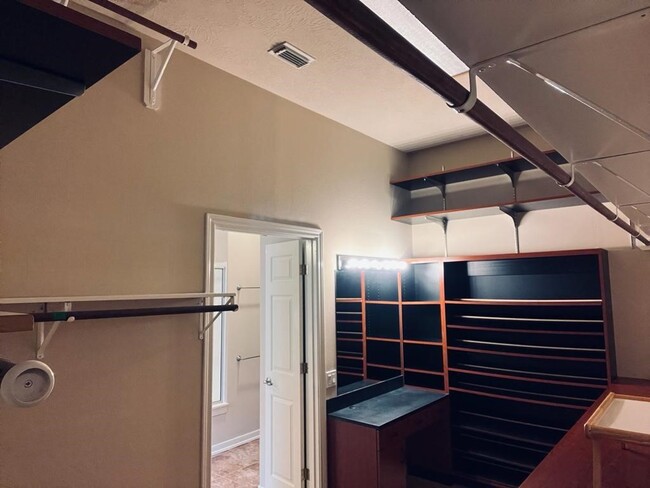 Building Photo - 5235 Valley Bluff Ln