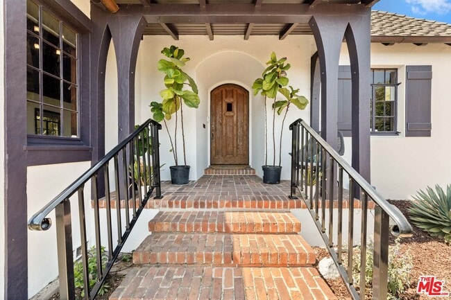 Building Photo - 2247 Ronda Vista Dr