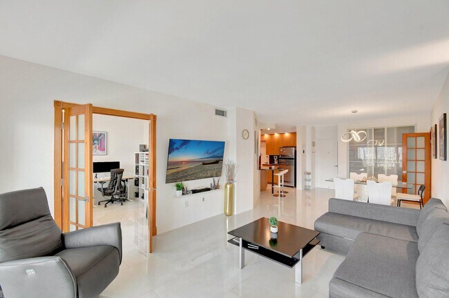 Building Photo - 300 Bayview Dr