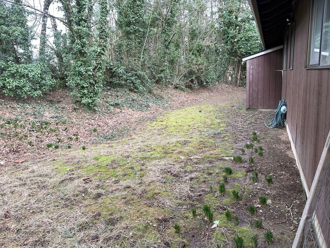 Building Photo - 2 Bedroom Duplex Off Oleson Road!