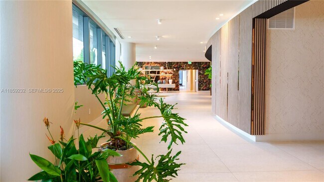 Building Photo - 700 NE 24th St