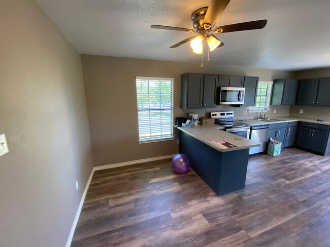 Building Photo - 3 Bedroom Home is Ennis!