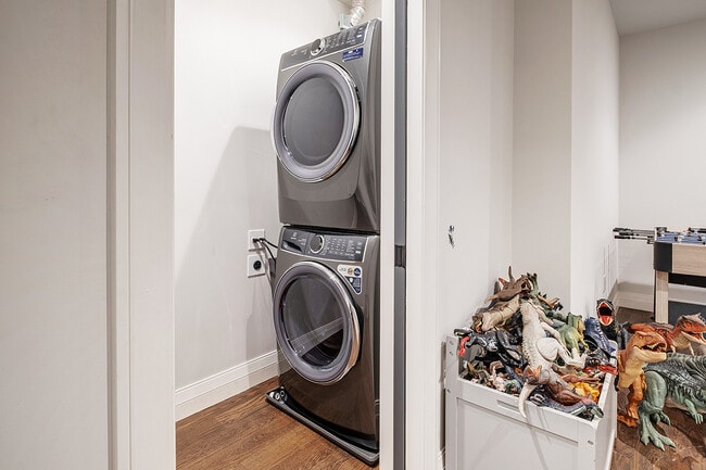 Building Photo - 463 Duncan St