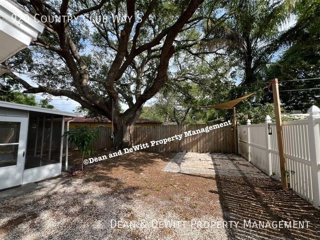 Building Photo - 920 Country Club Way S