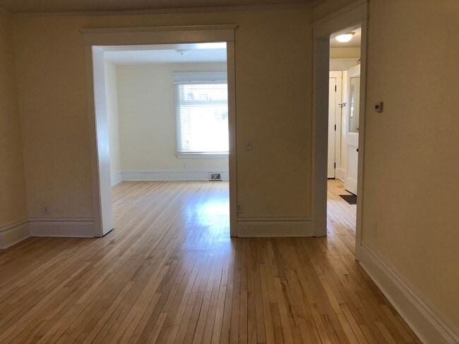 Building Photo - Amazing Vintage Townhouse. Uber Convenient...